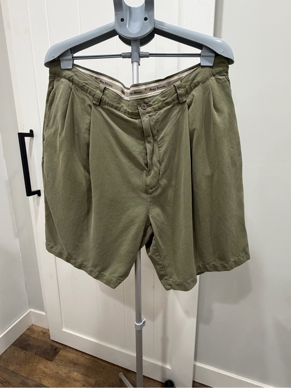 Tommy Bahama Olive Green Flat Front Men’s Shorts 100% Silk